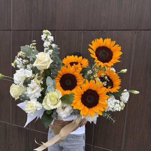 Корзина «Солнечная радость» 🌻/ подсолнухи , белые розы 💖