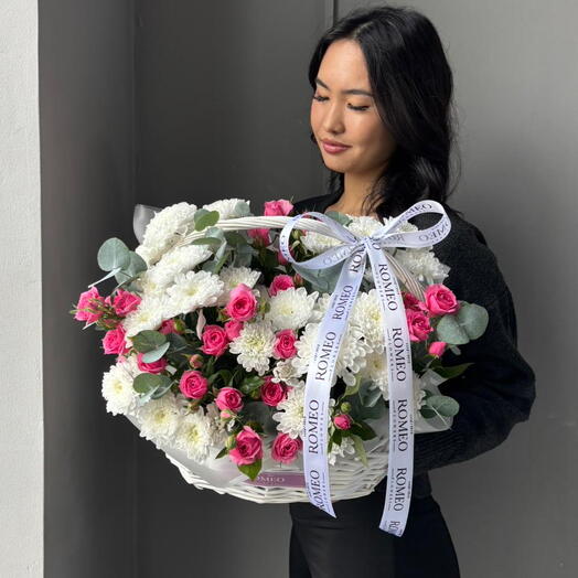 Нежная корзина из кустовых роз и хризантем