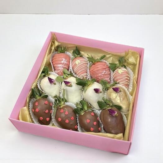 Подарочная коробка «Нежность» с клубникой в шоколаде