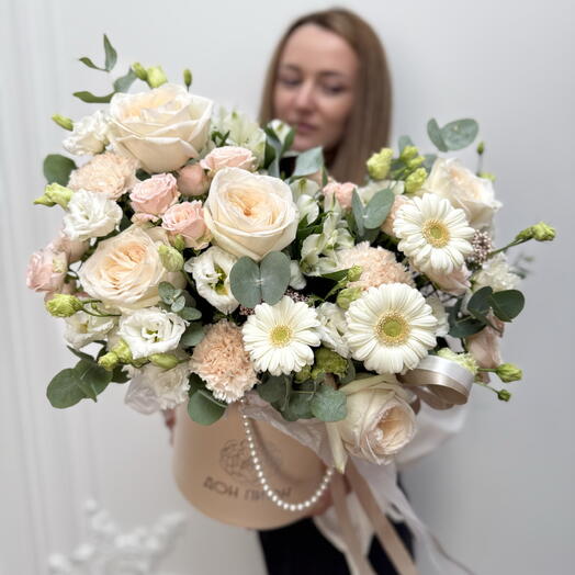 L «Нежный перламутр» (пионовидные ароматные розы, герберы, алсьромерия, диантусы, лизиантус, озатамнус, кустовые розы, эвкалипт)