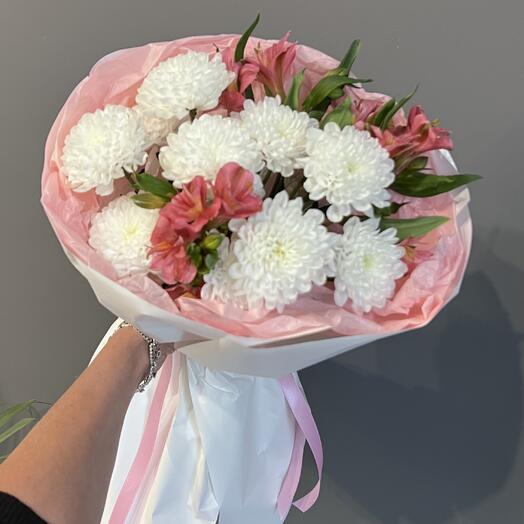 Букет с хризантемой и альстромерией