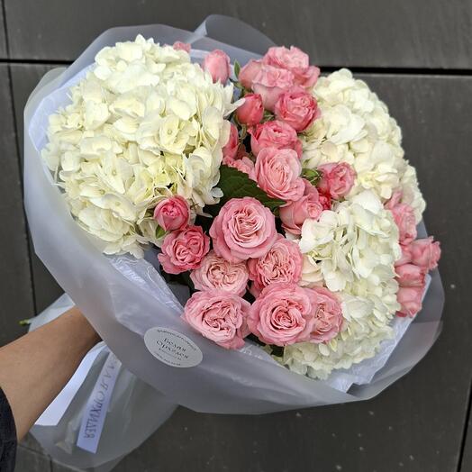 Букет из трех белых гортензий и сотовой кустовой розы