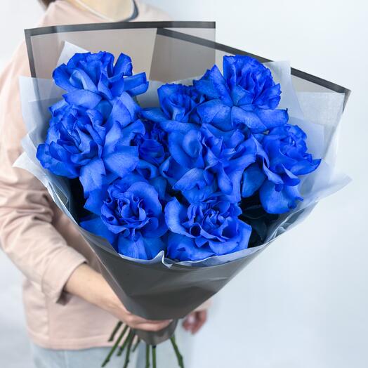 Яркий букет из 9 синих французских роз в матовой упаковке