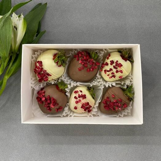 Клубника в шоколаде с сублимированной малиной