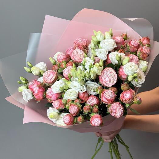 Ramo de rosas arbustivas y Lisianthus