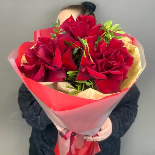 Монобукет ярких бордовых роз «Испания»