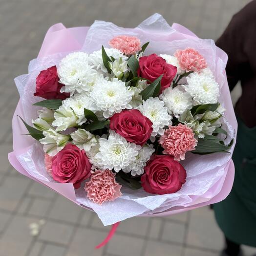 Букет с малиновыми розами
