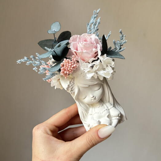 Композиция Малышка из стабилизированных цветов в розово-голубой гамме