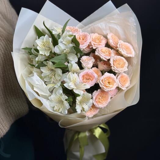 Букет кустовых роз и альстромерий