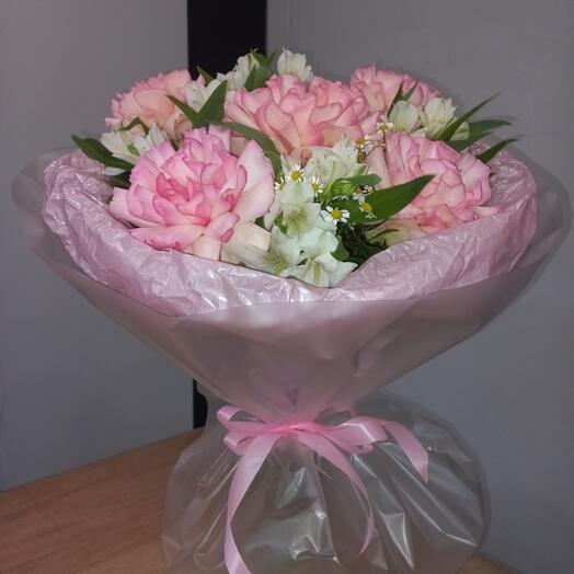 Французкая роза с матрикарией и альстромерией