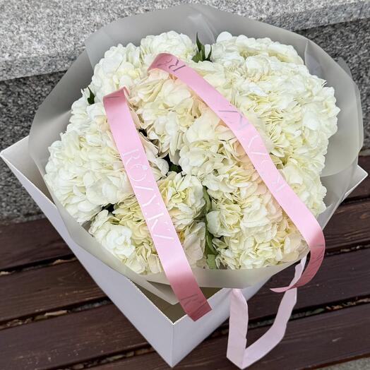 Букет из 7 белых гортензий в переноске