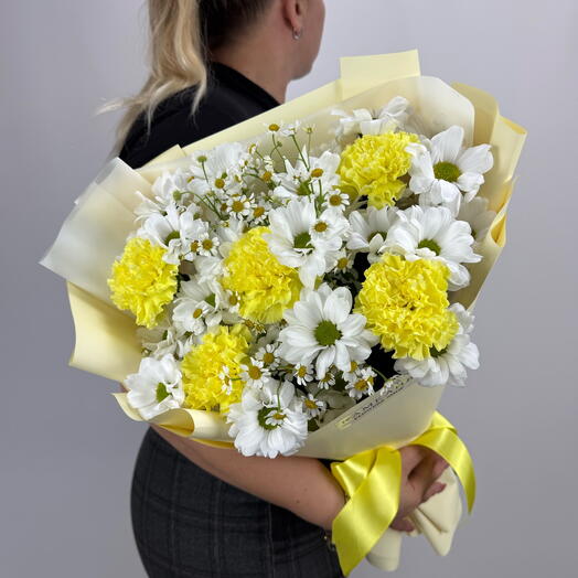 Author's bouquet "Shine" with daisies and dianthus