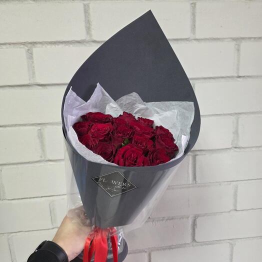 15 красных роз в чёрной стильной упаковке