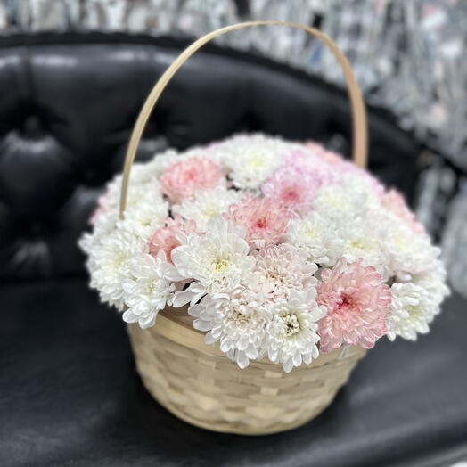 Корзина с разноцветной хризантемой