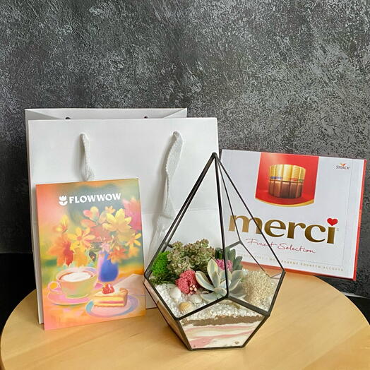 Комбо: флорариум "Капля", коробка конфет, открытка - идеальный набор для мамы