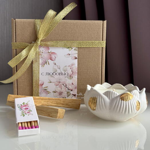 Свеча лотос с ароматом «Пунш из черной смородины» и Пало Санто в подарочной коробочке