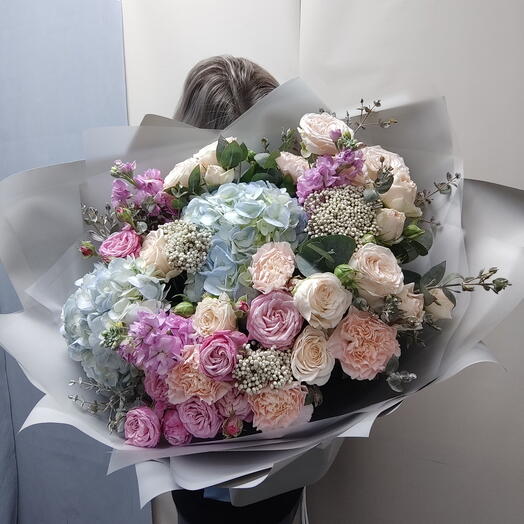 Букет из гортензиии, кустовой пионовидной розы, эвкалипта, диантуса, озатомнуса, маттиола