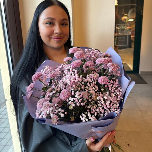 Стойкий дуо букет с пуговками хризантемы и пышной гипсофилой