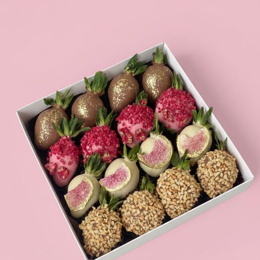 Клубника в шоколаде девушке