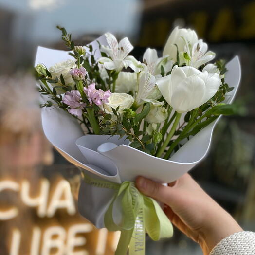 Композиция из тюльпанов, альстромерии и кустовых пион.роз
