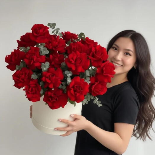 Коробка из 31 французской розы Страсть с эвкалиптом