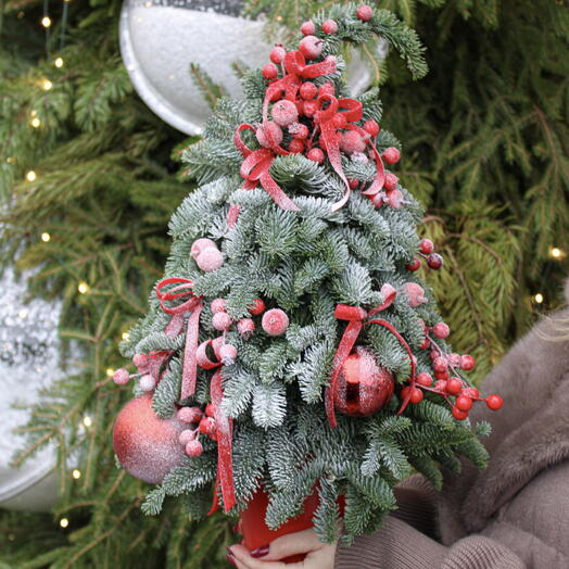 Новогодняя елка «Новогодний Шарм» средняя, из датской пихты, новогодних игрушек, красных ягод. Подарок на Новый год