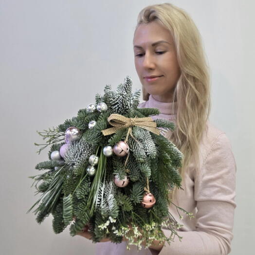 Ёлочка из нобилиса с розовыми колокольчиками