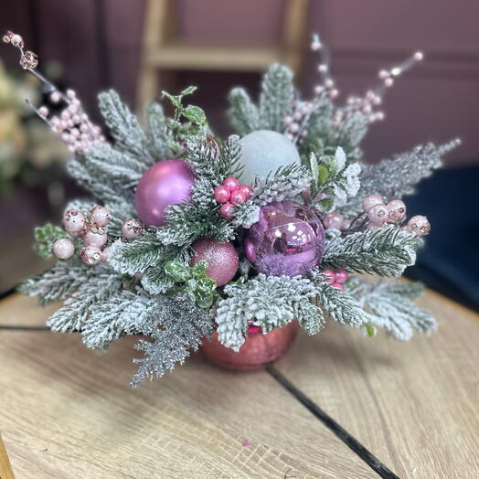 Новогодняя композиция из искусственной хвои «розовый шар»