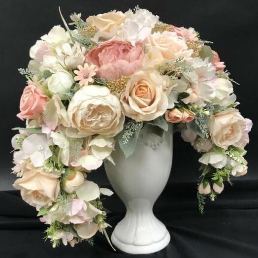 Композиция из искусственных цветов в вазе. Настольная интерьерная