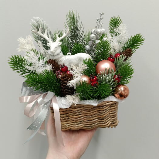 Новогодняя композиция с белым оленем