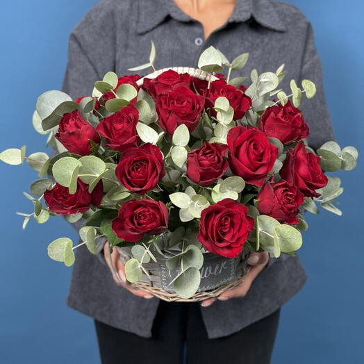 25 красных роз в корзине