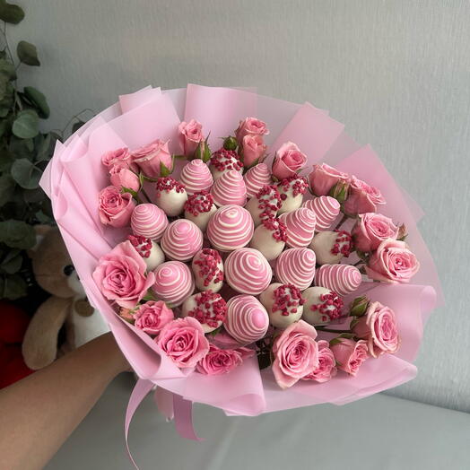 Букетик с клубникой в шоколаде и нежной кустовой розочкой 🥰