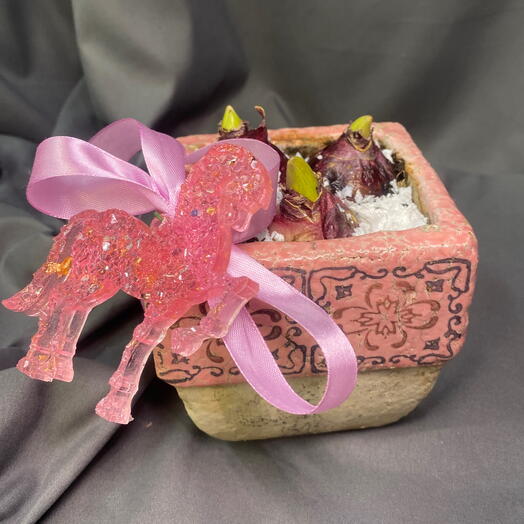 Лошадка с гиацинтами украшение стола