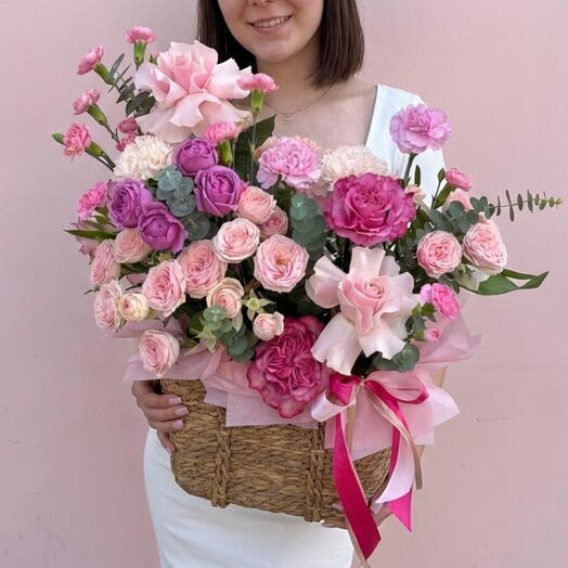 Стильная корзинка с шикарными розами и диантусами и альстромерией 🌸
