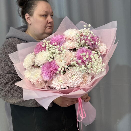 Нежный букет кустовых хризантем и диантусов