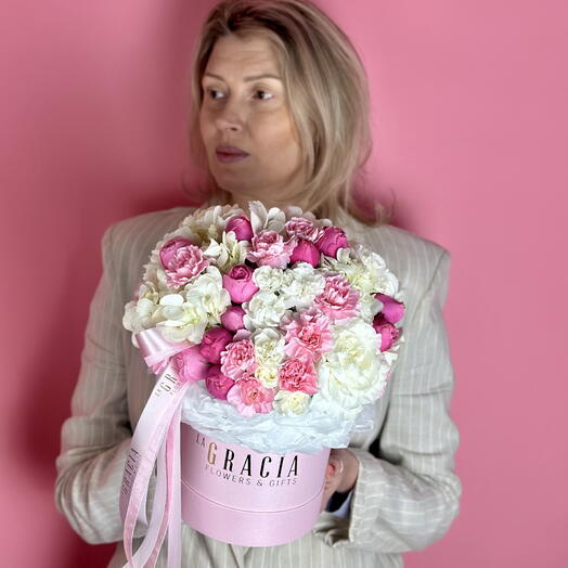 Цветы в коробке 51. Нежная композиция из ажурных диантусов и яркой кустовой пионовидной розы