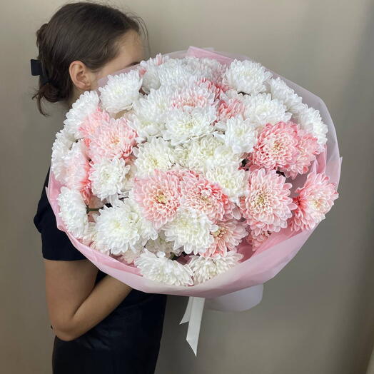 Букет из хризантемы белой и коралловой