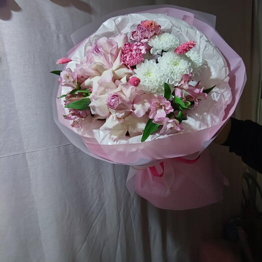 Букет из хризантем, розы и альстромерий