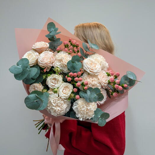 Букет из кустовой пионовидной розы Бомбастик и диантусов