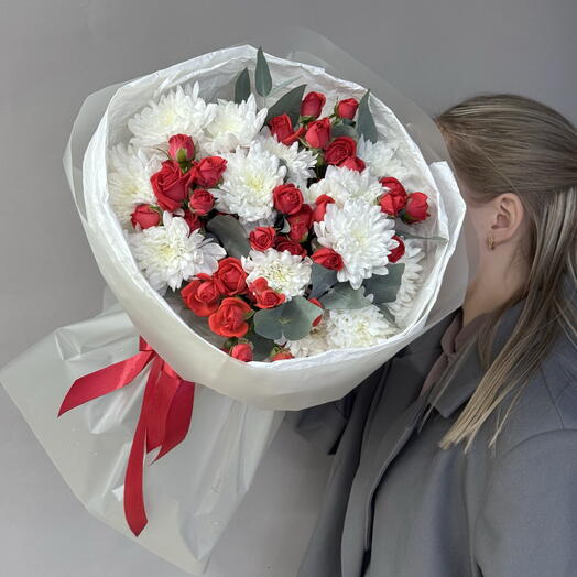 Пышный букет из кустовых роз с хризантемами