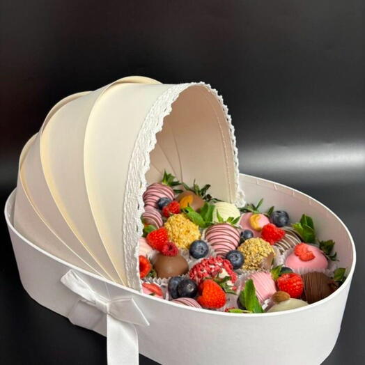 Коляска -Клубника в шоколаде callebaut и живыми цветами