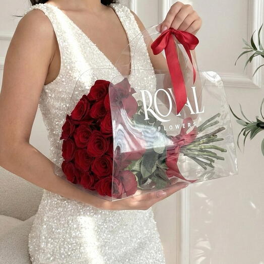 15 красных роз в прозрачной сумочке