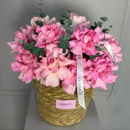 Пышное кашпо роз