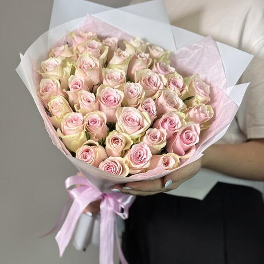 35 нежно розовых роз