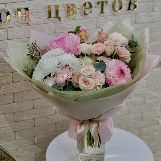 Букет с розовыми одноголовыми хризантемами