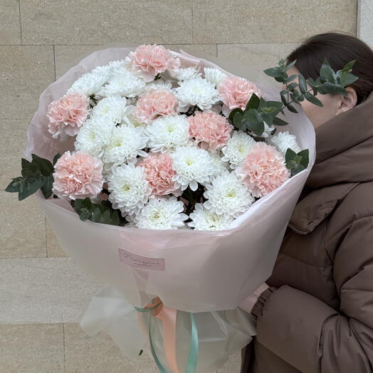 Букет из белых хризантем и диантусов