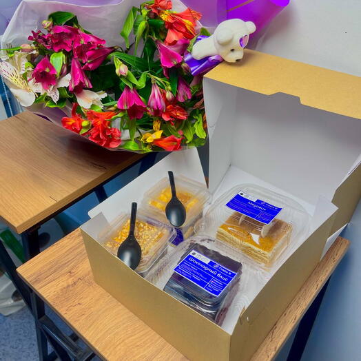 Букет альстромерий и набор десертов для любимой