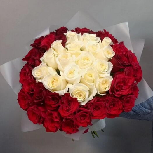Букет из 51 красных и белых роз