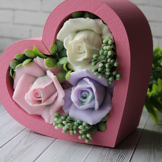 Бокс Сердце на 8 марта с розами из мыла