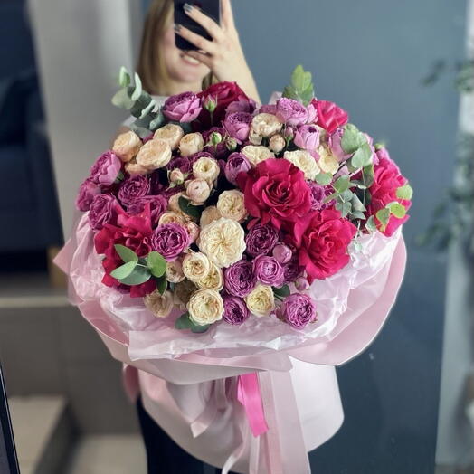 Просто потрясающий и яркий букет из пионовидных роз 💕